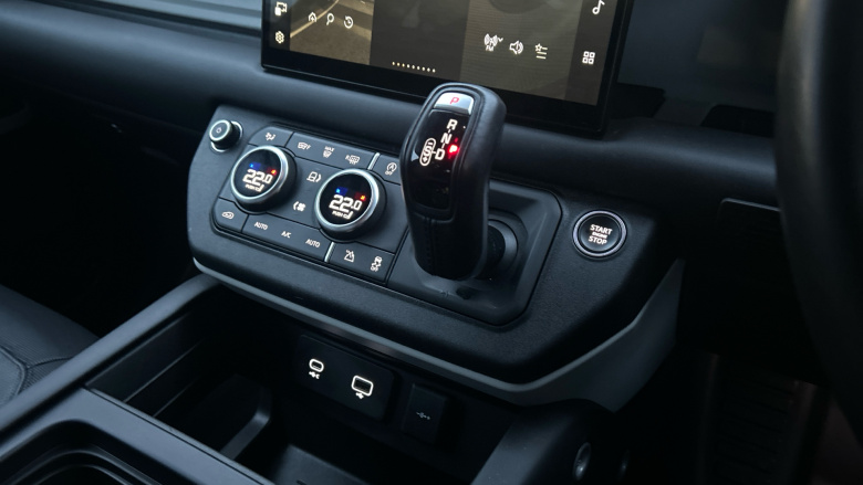 Land Rover Defender 3.0 D250 X-Dynamic SE 90 3dr Auto Diesel Estate